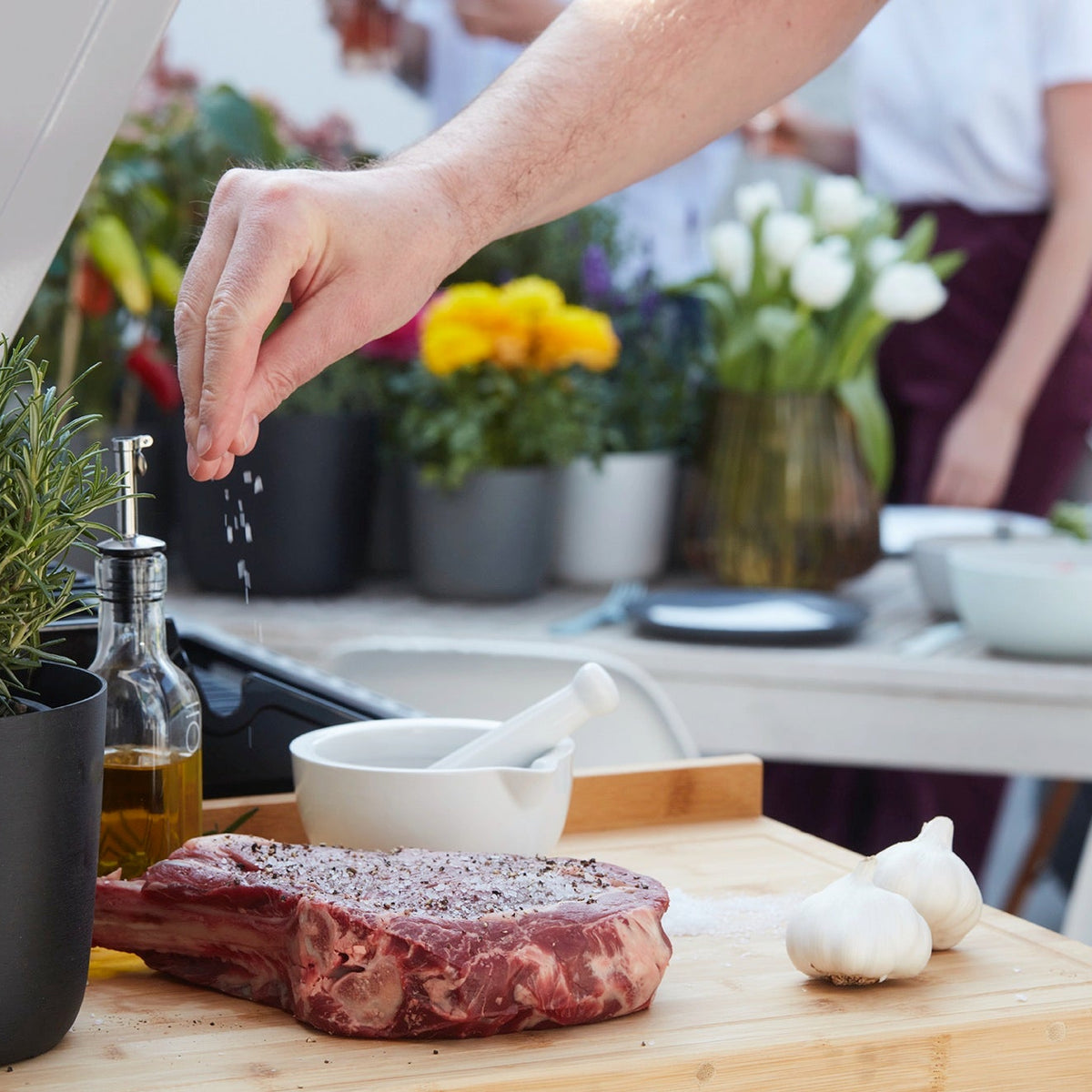 Côte à l'os with puffed garlic on the BBQ
&ndash; Barbecook
