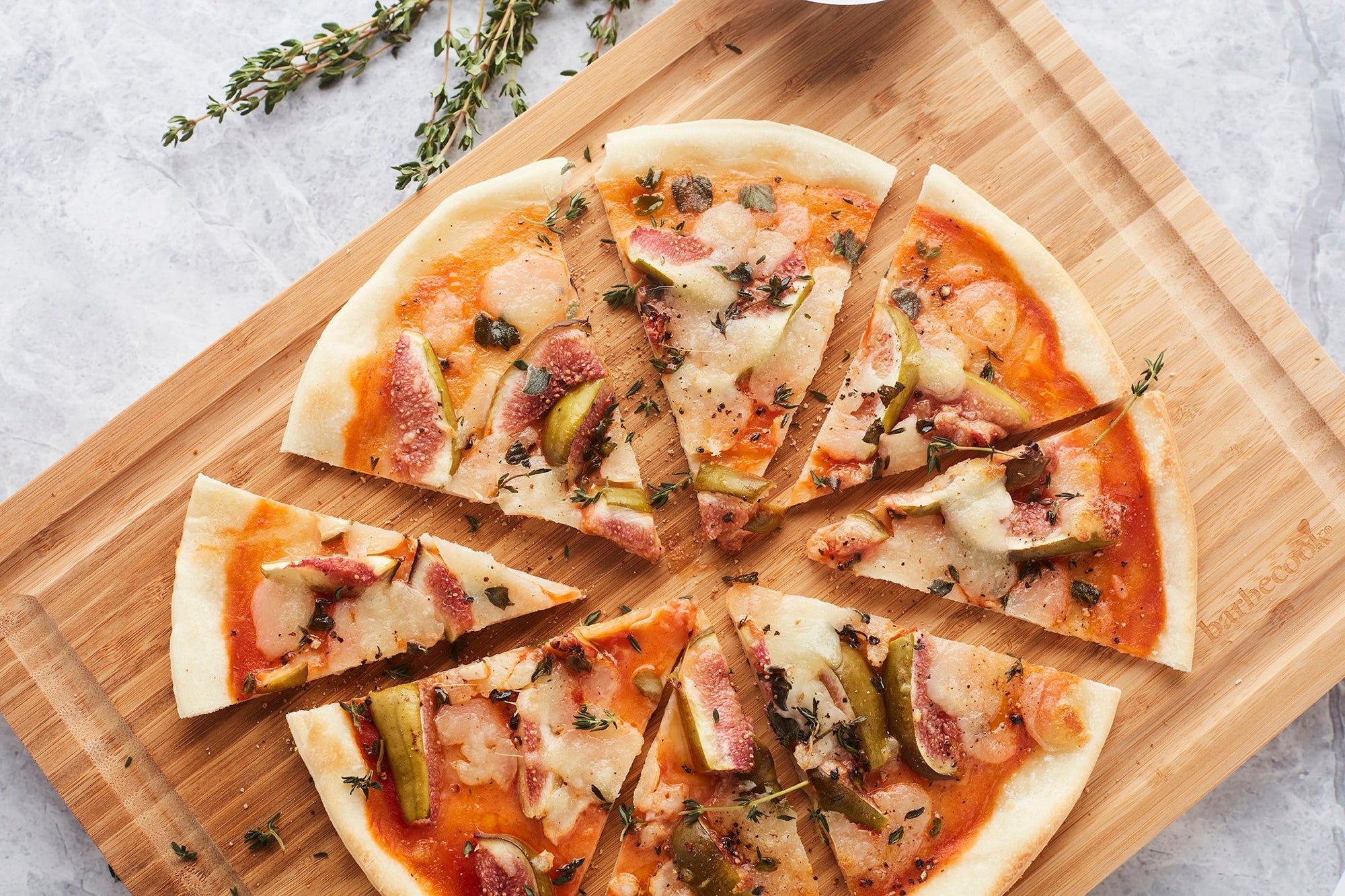 Pizza with figs, brie and thyme on the BBQ